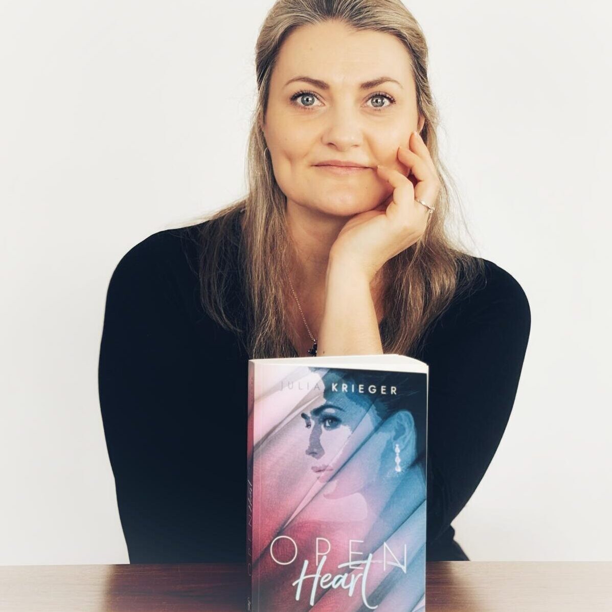 Julia Krieger mit ihrem ersten Buch Open Heart